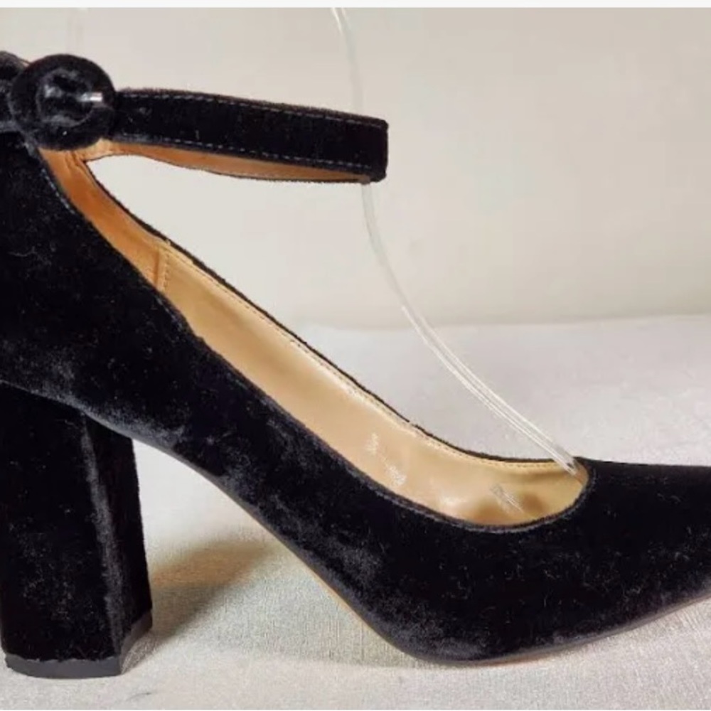 Marc Fisher lon 3 Ankle Strap Pumps Black
Velvet Women's Size Us 9M